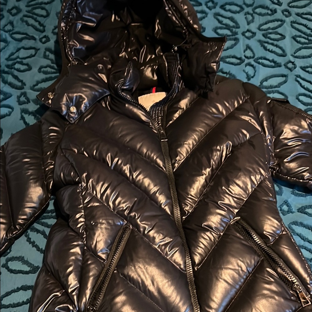 Moncler Black Puffer Jacket Sleek Insulated Design